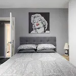 Refurbished Home, 8 Mins To Cc