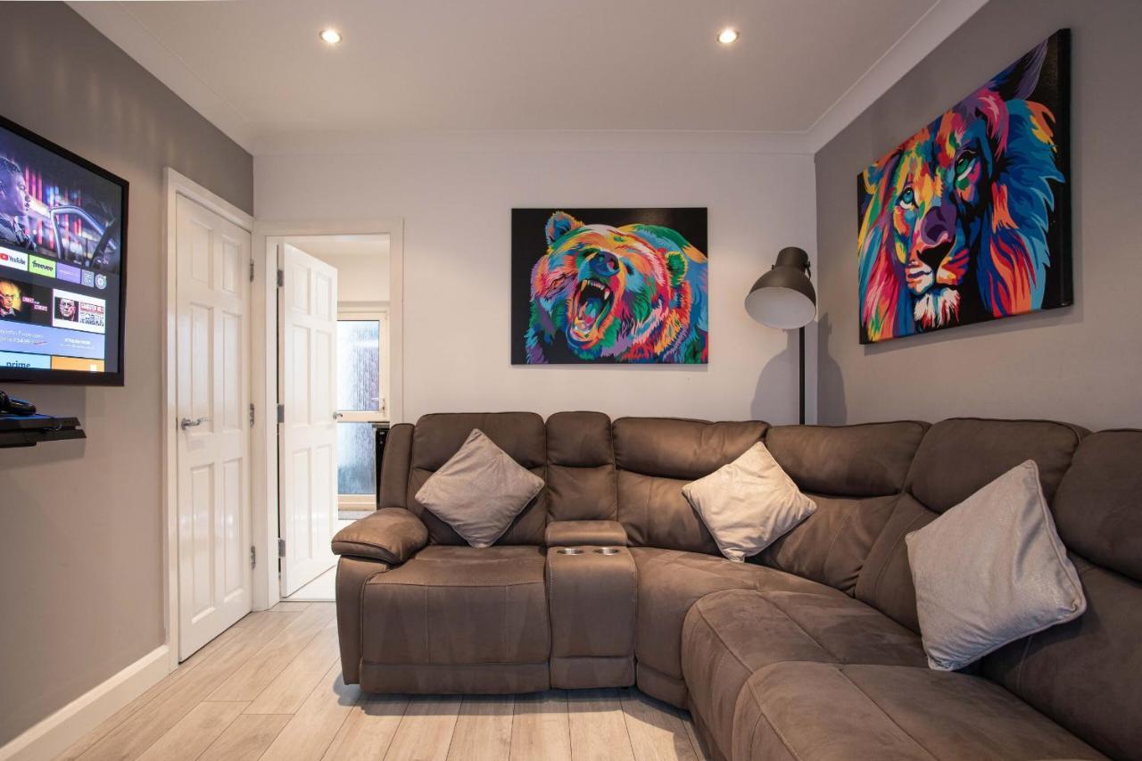 Refurbished Home, 8 Mins To Cc *