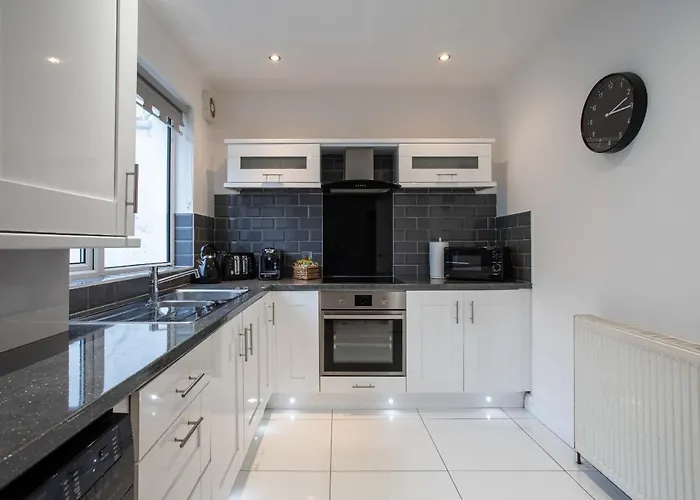 Refurbished Home, 8 Mins To Cc
